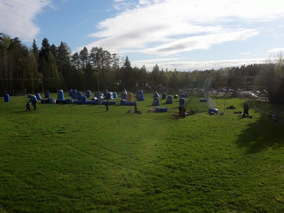 Kenttä kasattuna